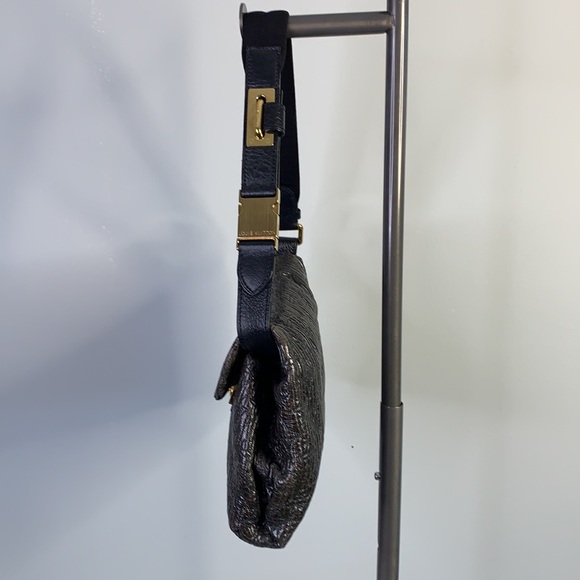 LOUIS VUITTON BLACK GOLD MONOGRAM GLOSSED LEATHER SHOULDER BAG - Picture 5 of 16